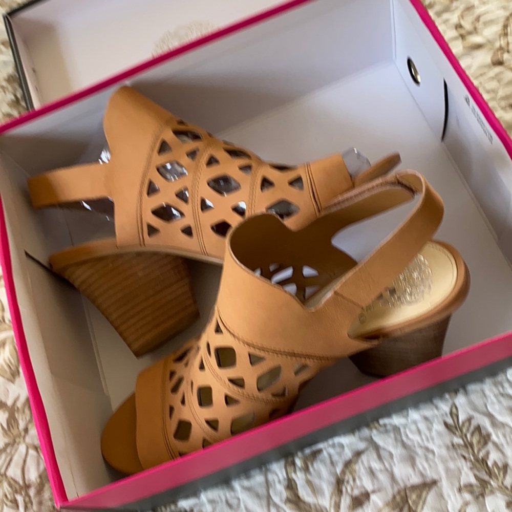 Vince Camuto tan upper sandal
